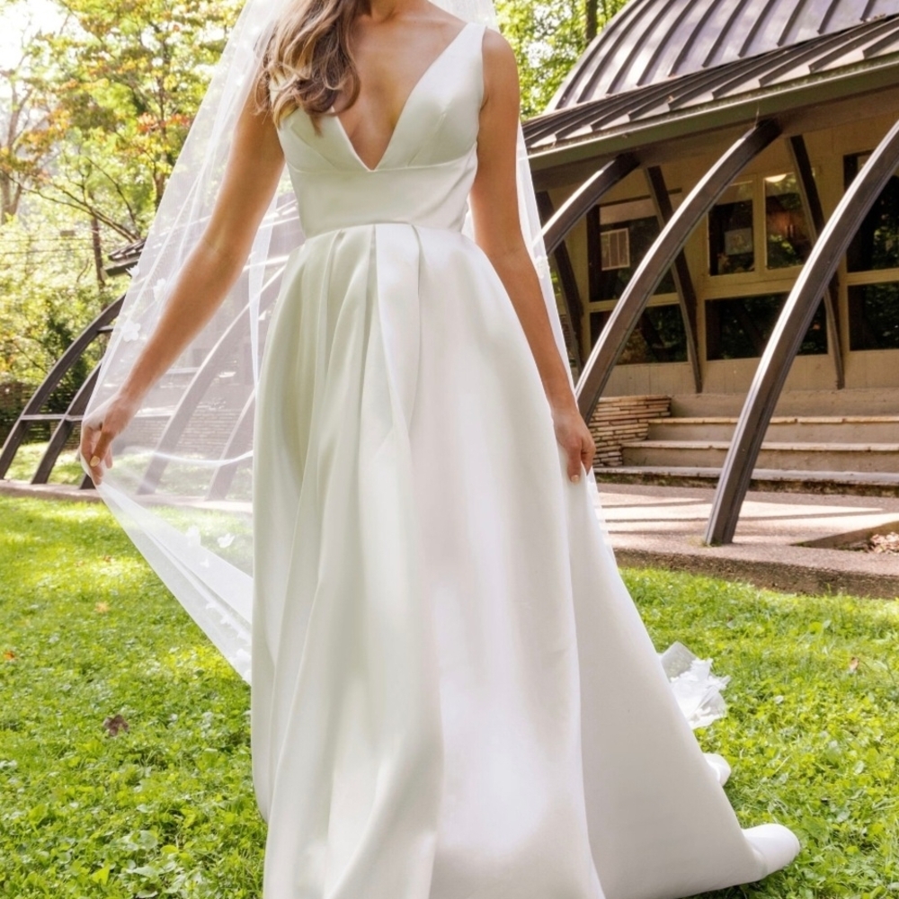 Elegant Ivory Wedding Dress